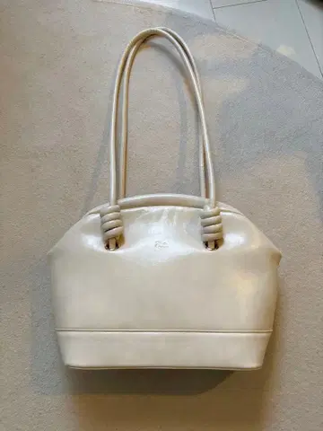 moi tytto 가마구치 숄더백