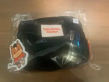 [ 미개봉 새상품 ] 일요일 극장 로얄 패밀리 참 포함 파우치 블랙