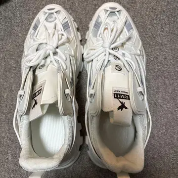 화이트 스니커즈 통굽