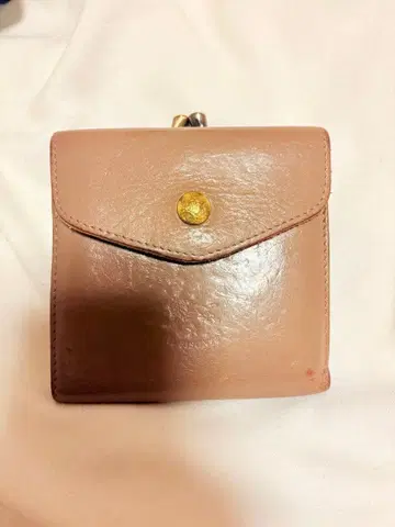 일비종떼 베이지 가죽 이단 접이식 지갑