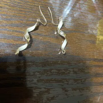 트위스트 디자인 귀걸이 화이트 골드