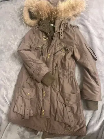 카키 퍼 달린 모즈 코트