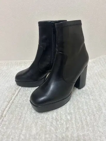 미사용 새상품 R&E 블랙 스퀘어토 와이드 힐 부츠 M 사이즈