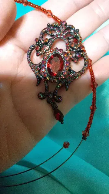 빨간색 스톤의 반짝이는 와이어 초커