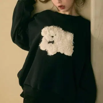 TITTY&CO. 복슬복슬 강아지 자수 맨투맨 풀오버 블랙