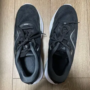 Saucony 팬텀 러닝화 블랙