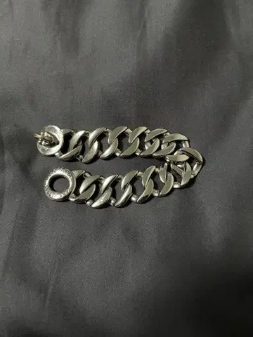 마크 제이콥스 실버 키헤이 팔찌