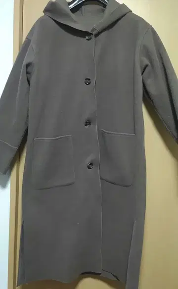 브라운 후드 부착 롱 코트