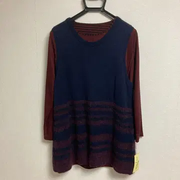 네이비 스트라이프 패턴 니트와 와인 레드 긴팔 상의 레이어드. 새상품.