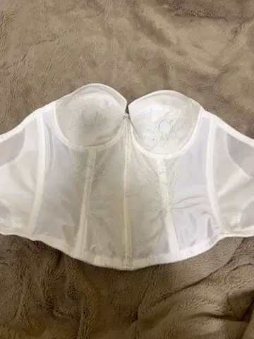 화이트 브라이덜 이너 레이스 장식