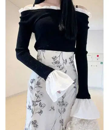 MERCURYDUO 이소재 프릴 오프숄더 리브 니트