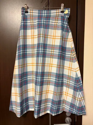 밀크 체크 무늬 플레어 스커트