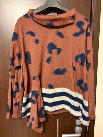 자우 브라운 네이비 반점 무늬 긴팔 티셔츠