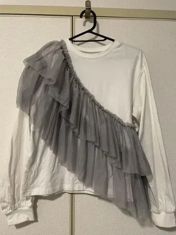 비대칭 프릴 긴팔 T셔츠