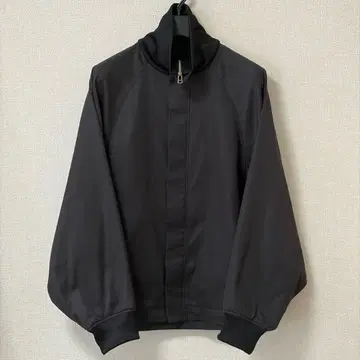 zip up blouson