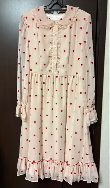 하트 무늬 자수 프릴 긴팔 드레스