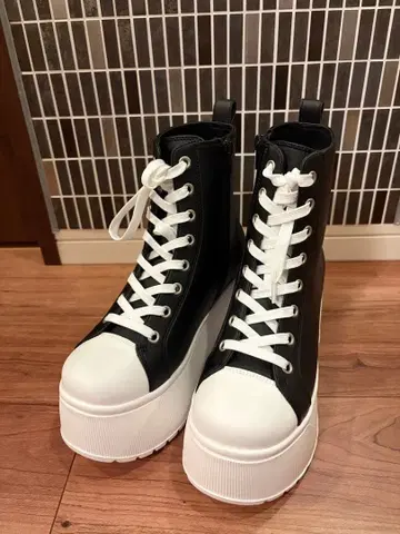 스즈키 아미 통굽 레이스업 스니커즈 블랙/화이트