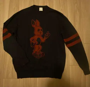 토끼 자수 네이비 스웨터