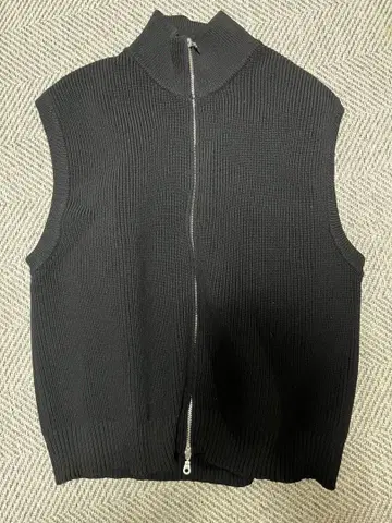 블랙 리브 니트 슬리브리스 스웨터