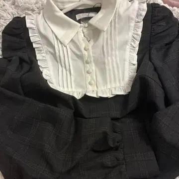 pium 피움 스퀘어 프릴 긴팔 상의 하자품