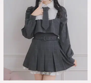 pium 피움 스퀘어 프릴 긴팔 상의 하자품