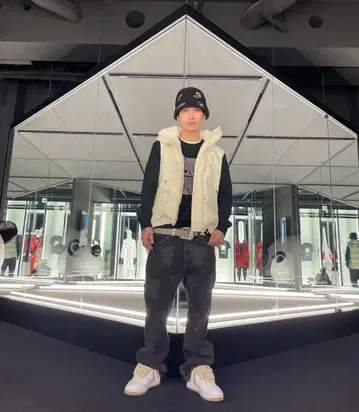 백족 착용 HIPANDA 큐빅 맨투맨