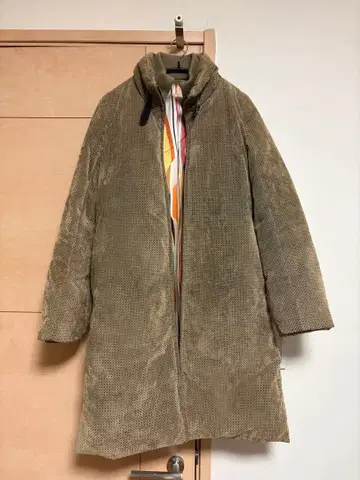 올리브색 후드 부착 롱 코트