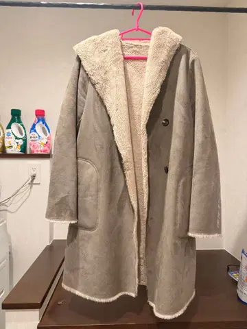 그레이 인조 모피 후드 부착 롱 코트