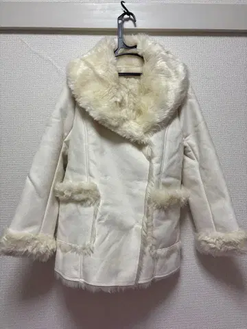 미사용 새상품 화이트 화이트 퍼 무스탕 코트