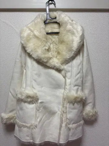 미사용 새상품 화이트 화이트 퍼 무스탕 코트