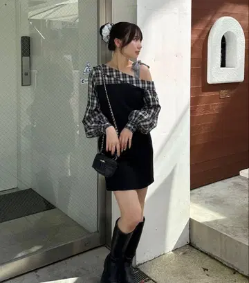 오프숄더 체크 무늬 소매 원피스