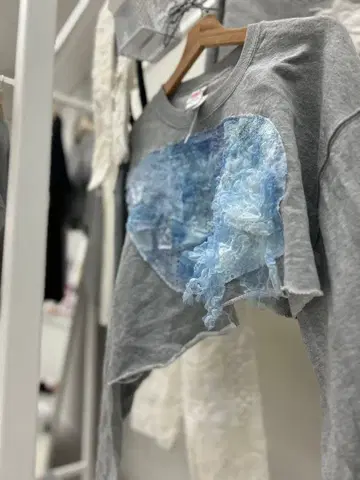 그레이 반팔 티셔츠 파란색 레이스 포함