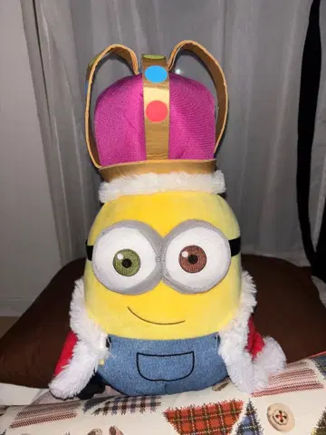 미니언 왕관 달린 봉제 인형