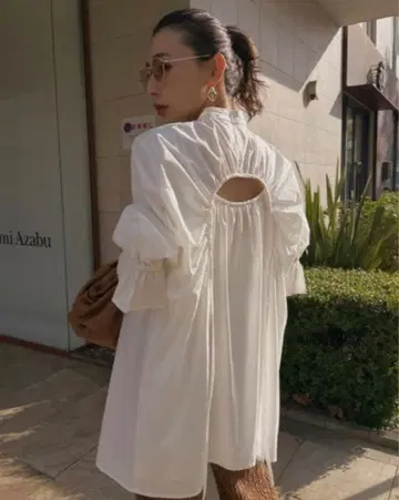 AMERI 백 아치 블라우스