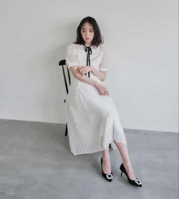 셀포드 화이트 플리츠 롱 원피스