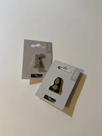LOUVRE 루브르 박물관 핀 배지 2개 세트