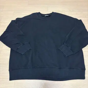 블랙 크루넥 맨투맨