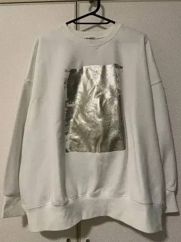 화이트 메탈릭 프린트 맨투맨