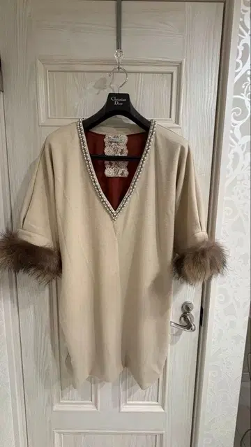 SCOT CLUB 탈부착 가능한 퍼, 비쥬 포함 베이지 원피스