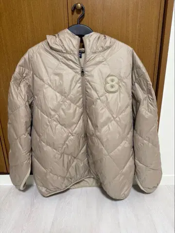 베이지 다운 자켓 후드 부착