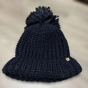 네이비 폼폼 포함 니트 모자 Mila Owen 미라 오웬