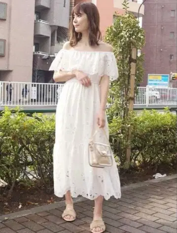 오프숄더 자수 화이트 롱 원피스