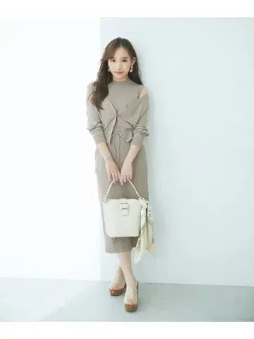 [ 새상품 ] 프로포션 바디 드레싱 슬리브리스 니트 가디건 스커트