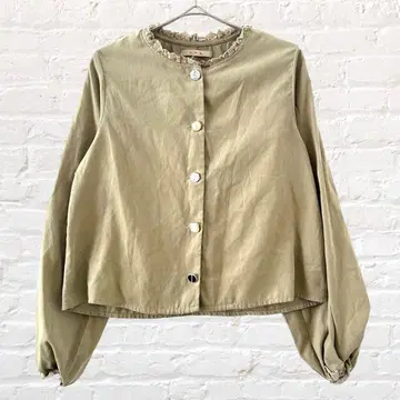 ems 이임스 노카라 자켓 프릴 펄 버튼 베이지 가을 M