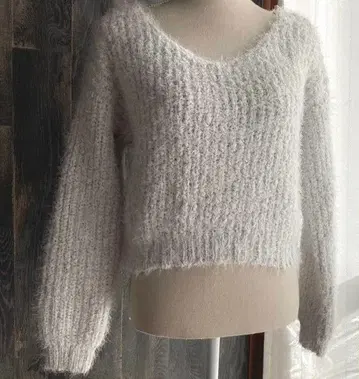 CECIL McBEE 샤기 니트 숏 기장 스웨터 화이트