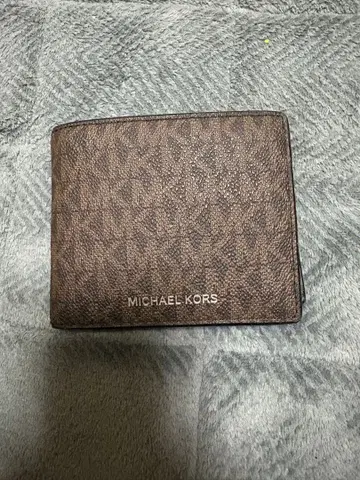 MICHAEL KORS 이단 접이식 지갑 브라운