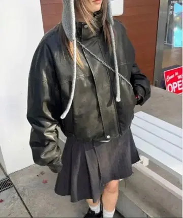 후드 부착 블랙 가죽 자켓