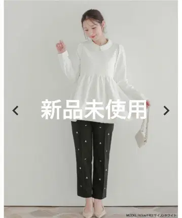 핏모어 밑단 퍼 플레어 상의 화이트