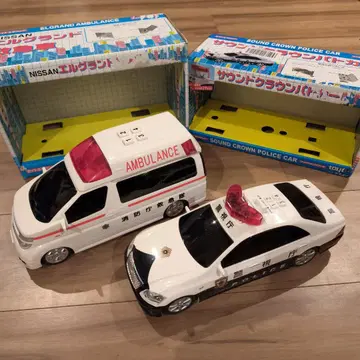 닛산 엘 그랜드 구급차와 사운드 크라운 경찰 차량 세트