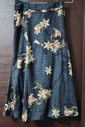잉게보르크 네이비 꽃무늬 플레어 스커트